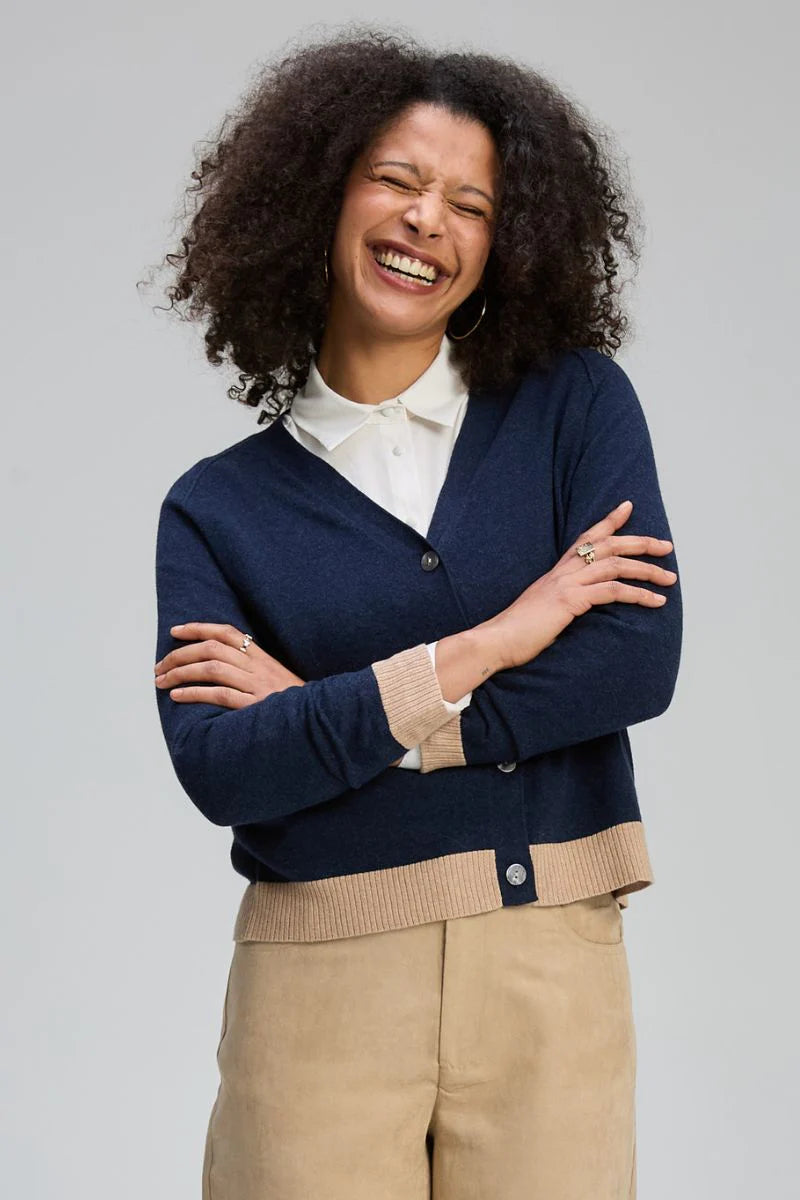 V Neck Cardi Essential